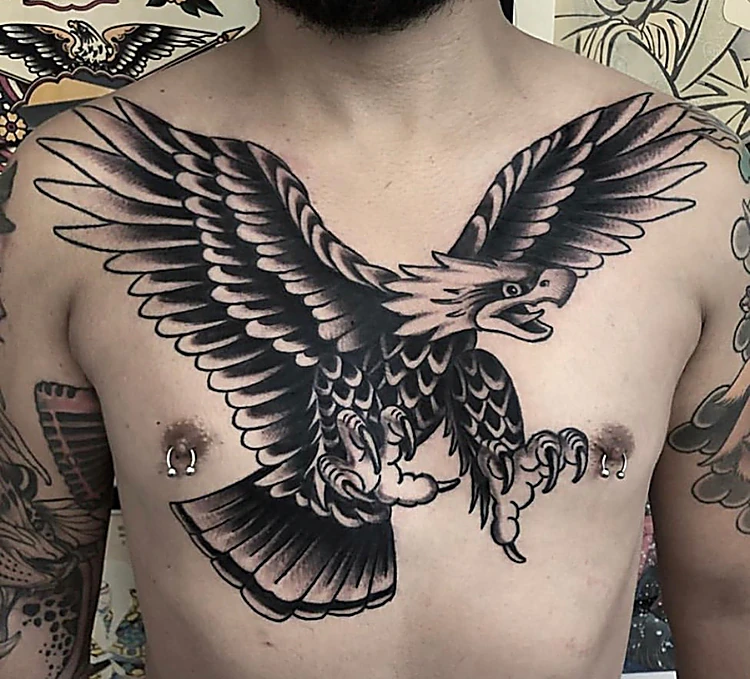 Águila con las alas abiertas en el pecho, en negro con línea firme