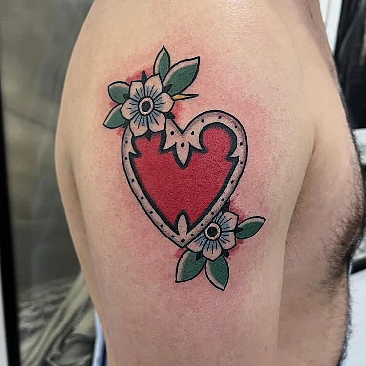 Corazón rojo con flores en tradicional americano, en el hombro