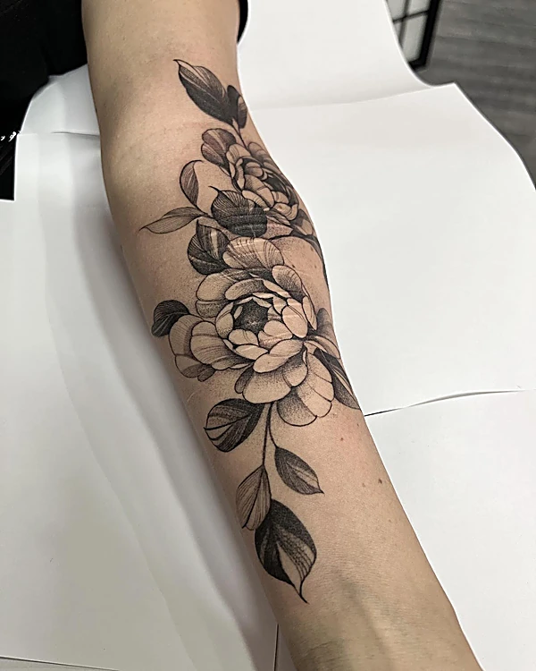 Peonías con línea y sombra suave a lo largo del brazo