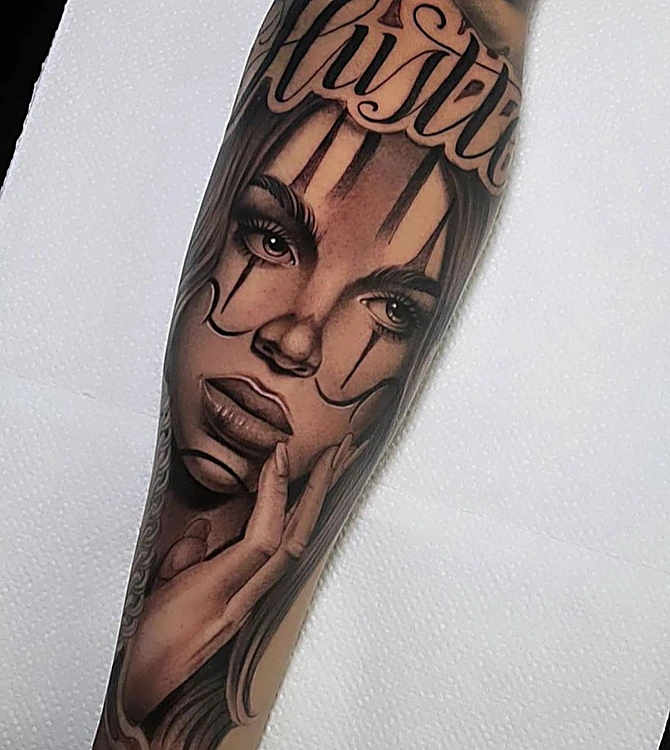 Retrato realista de una mujer en negro y gris, en el antebrazo
