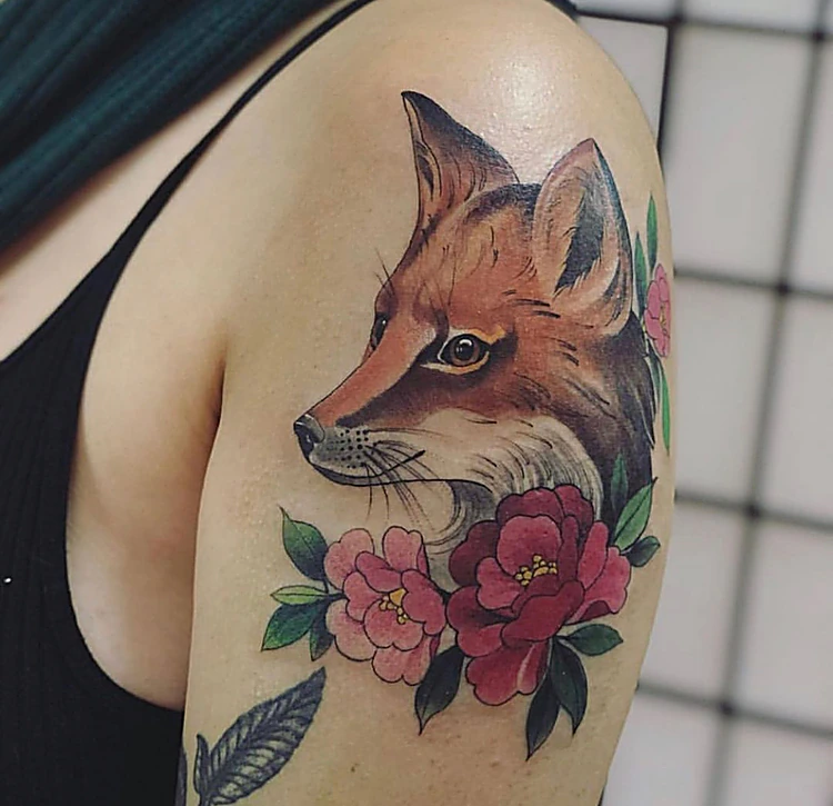 Zorro realista a color con peonías rojas y rosas, en el hombro